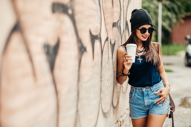 fille avec chapeau noir