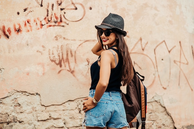 fille avec chapeau noir