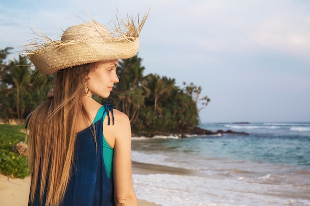 Fille avec un chapeau de profil