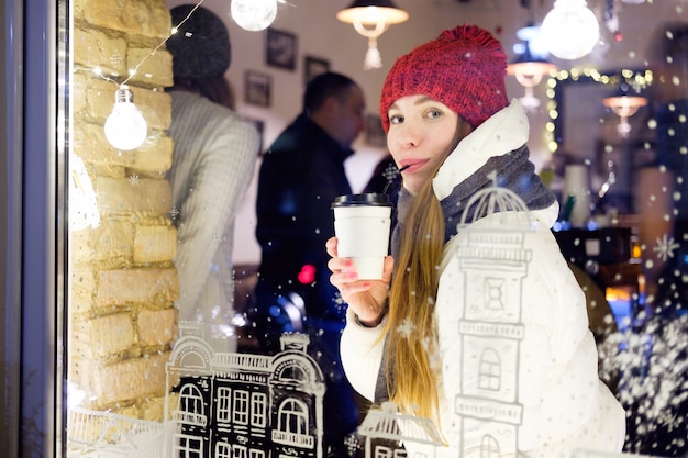 Photo fille, chapeau rouge, et, veste blanche, séance café