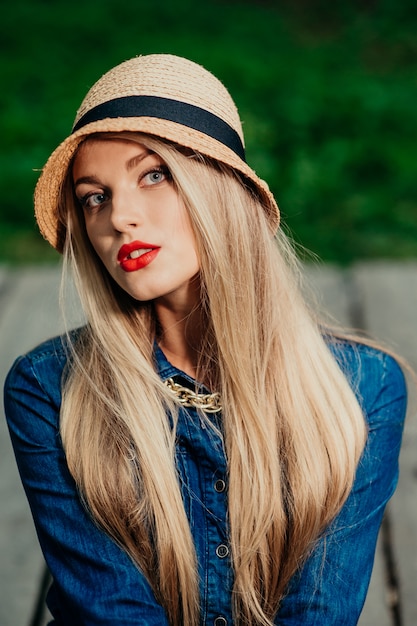 fille avec chapeau