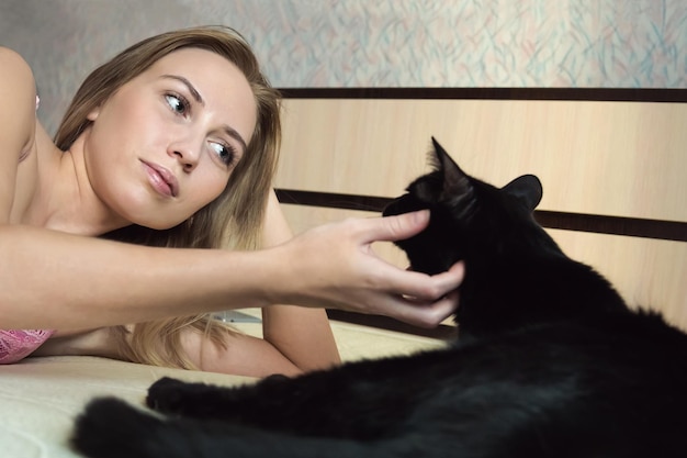 Fille avec un chat