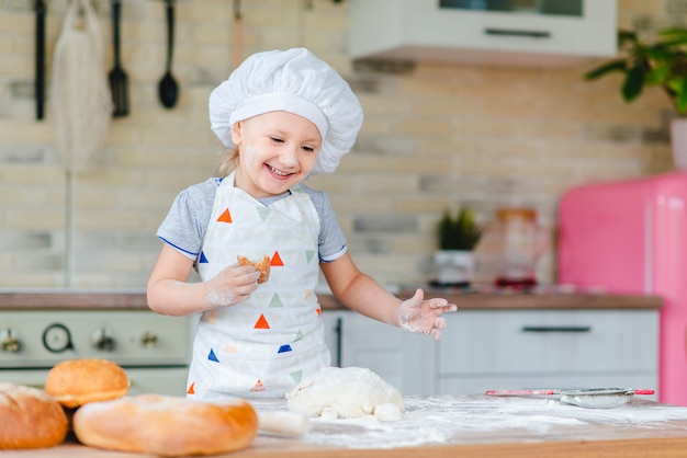 Fille de chef drôle de cuisine dans la cuisine