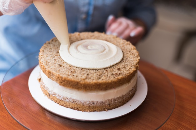 Fille Chef Pâtissier, fait un gâteau de mariage