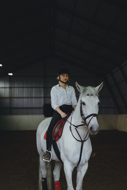 Une fille à cheval dans une arène