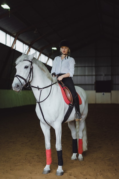 Une fille à cheval dans une arène