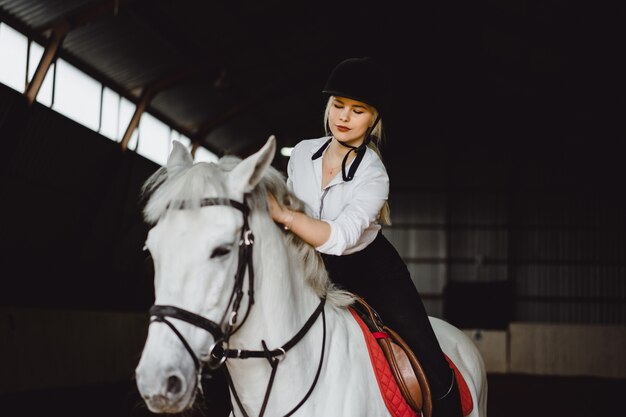 Une fille à cheval dans une arène