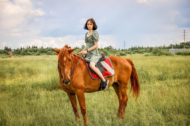 Fille à cheval dans le domaine rural ensoleillé