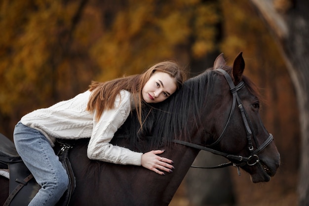 Une Fille Avec Un Cheval Dans La Nature, Une Promenade D'automne