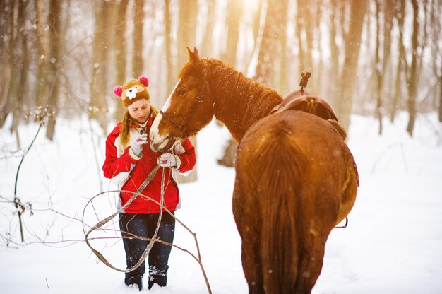 Fille à cheval en hiver