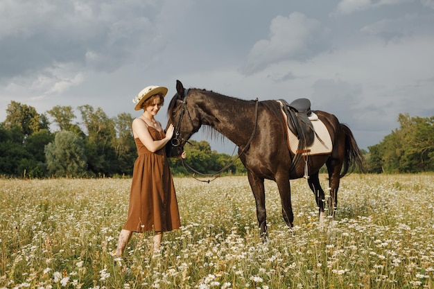 Une fille avec un cheval une robe marron un homme dans la nature avec un animal