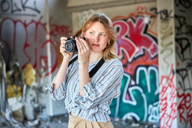 Photo fille cheveux roux avec caméra