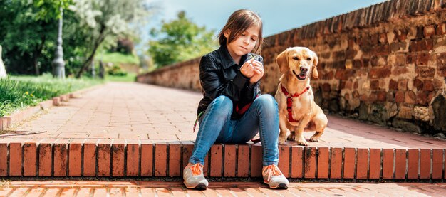 Fille avec le chien assis dans les escaliers