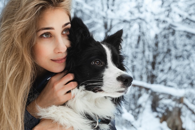 Fille avec un chien border collie