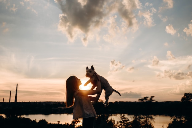 une fille avec un chien dans les bras