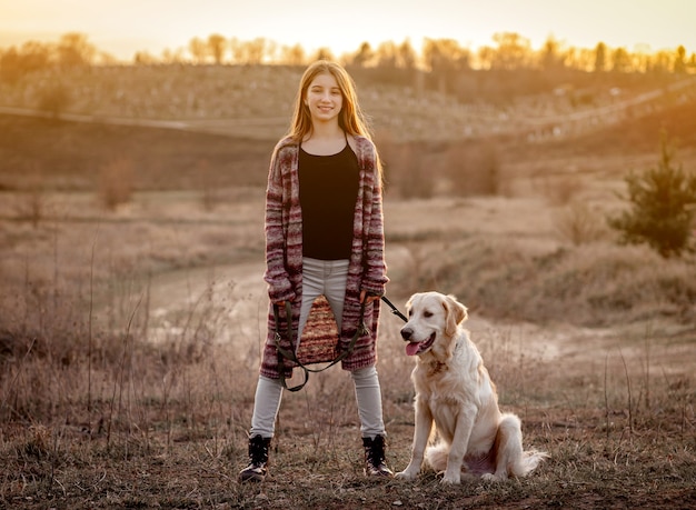 Fille avec chien dans la nature