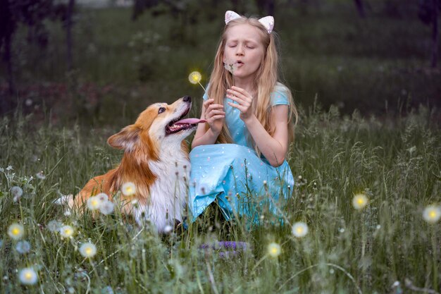 Fille avec chien à l'extérieur