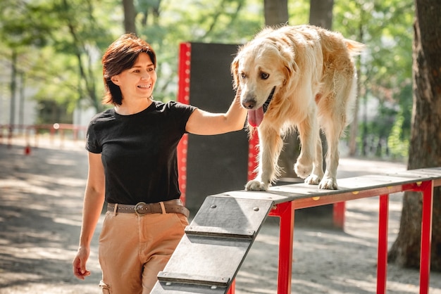 Fille avec chien golden retriever