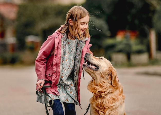 Fille et chien golden retriever