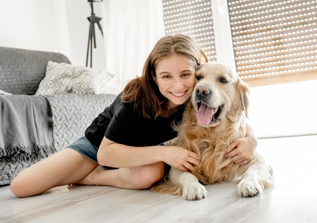 Fille avec chien golden retriever