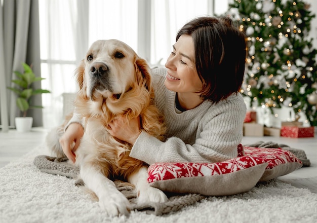 Fille avec chien golden retriever