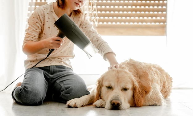 Fille avec chien golden retriever