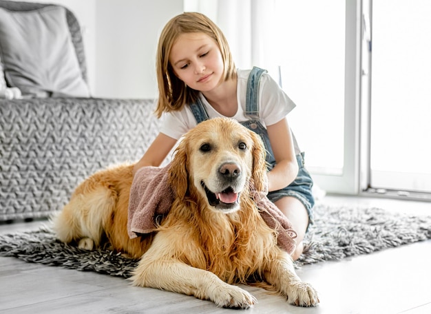 Fille avec chien golden retriever