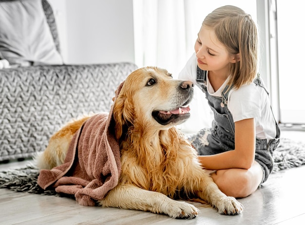 Fille avec chien golden retriever