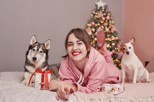 Fille avec chien à Noël