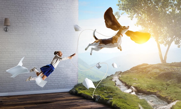 Fille avec un chien volant dans les airs avec ses oreilles. Technique mixte