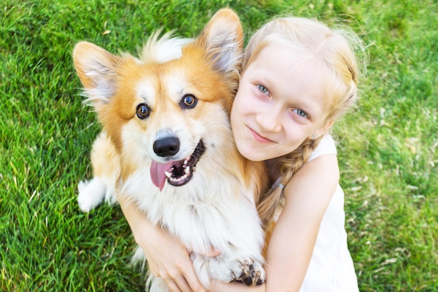 Fille et chien