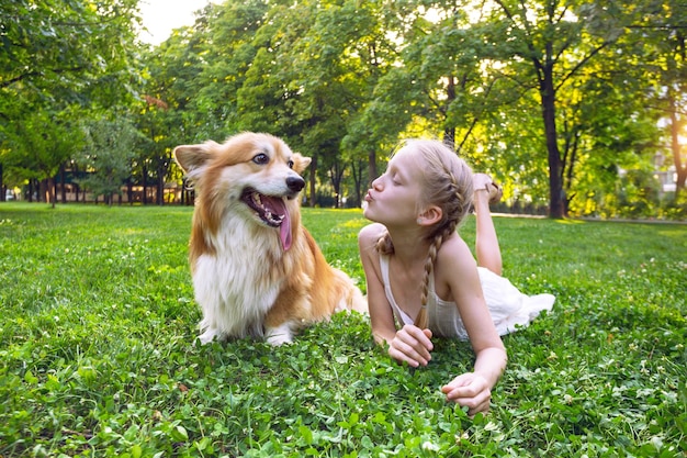 Fille et chien