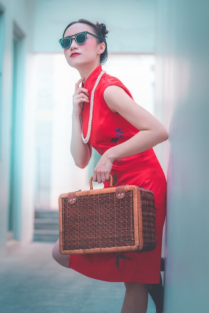 Fille chinoise japonaise asiatique avec concept de voyage asiatique vintage de bagages en bois