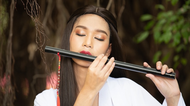 Photo fille chinoise joue de l'instrument de musique traditionnel chinois