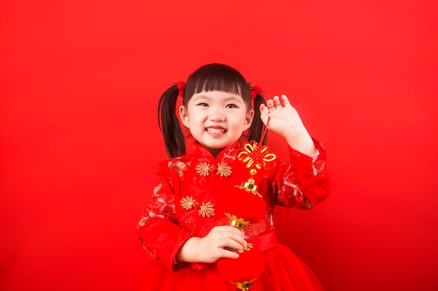 Une fille chinoise a salué la fête du printemps avec une lanterne