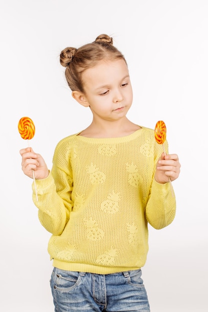 Fille choisit entre deux sucettes