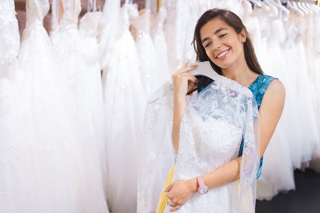 La fille choisit une robe de mariée.