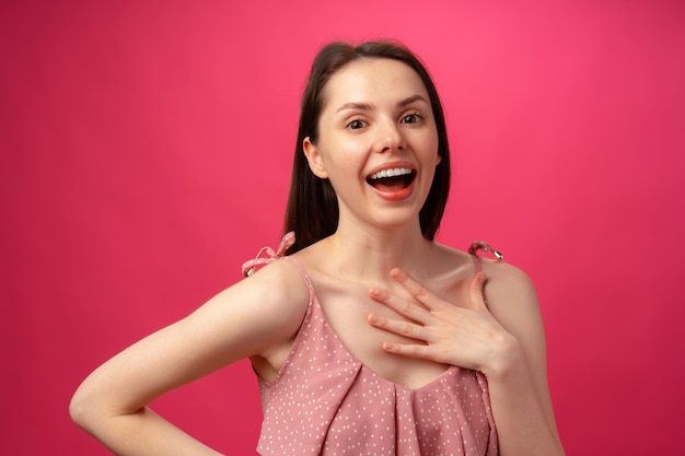 Fille choquée et surprise criant sur fond rose