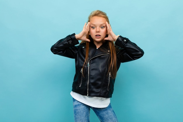 Fille choquée avec veste en cuir