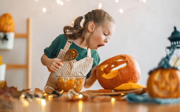 Fille avec citrouille à découper