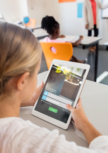 Fille en classe avec écran de connexion de tablette