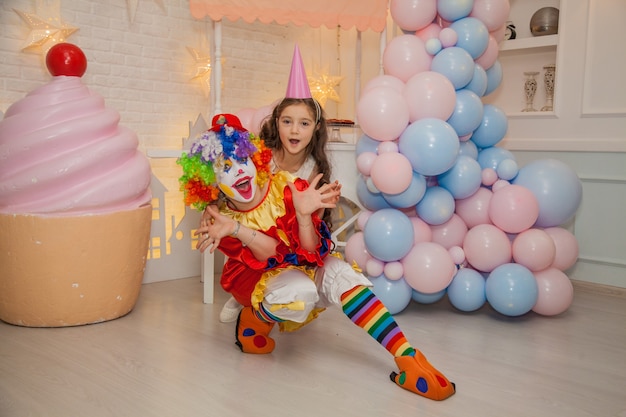 Fille de clown en vacances chez une petite fille s'amusant