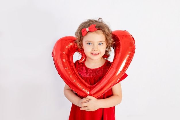 Fille avec coeur, belle petite fille tenant un grand coeur de ballon