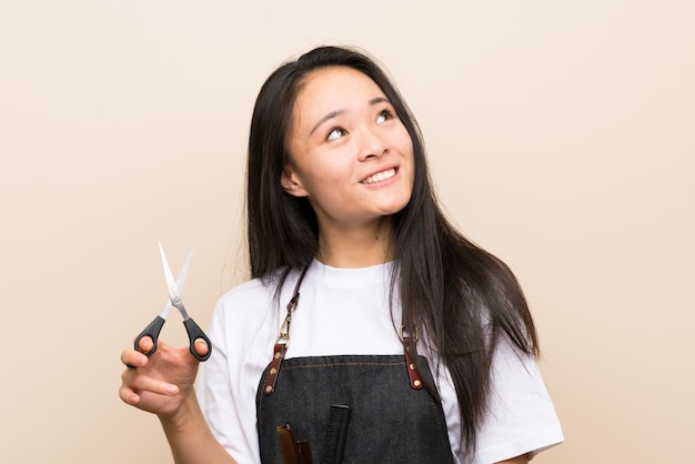 Fille de coiffeur adolescent levant en souriant