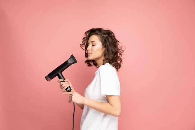 Une fille avec une coiffure après un salon de coiffure