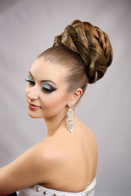 Fille avec coiffure et maquillage