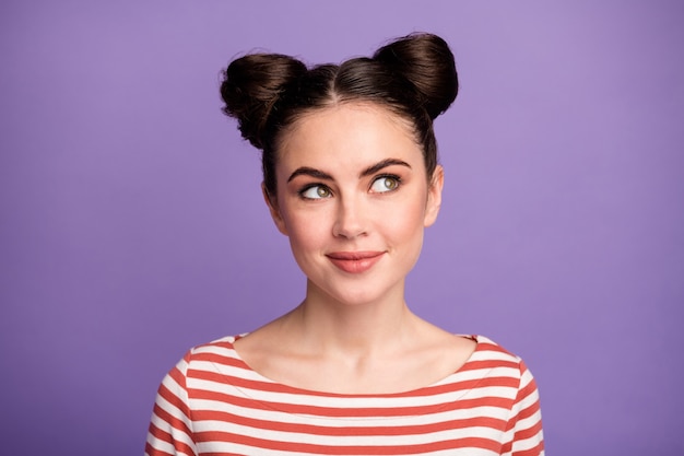 fille avec une coiffure à la mode isolée sur violet