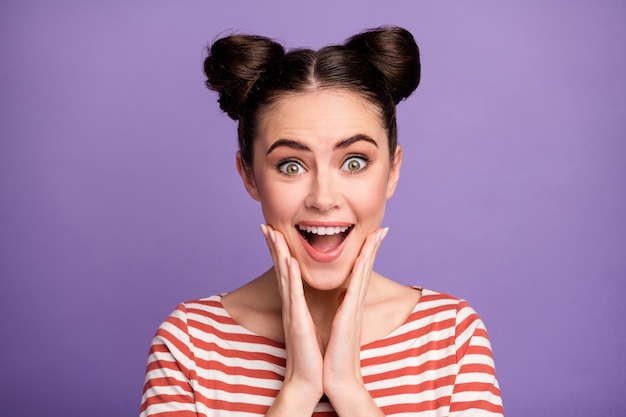 fille avec une coiffure à la mode isolée sur violet