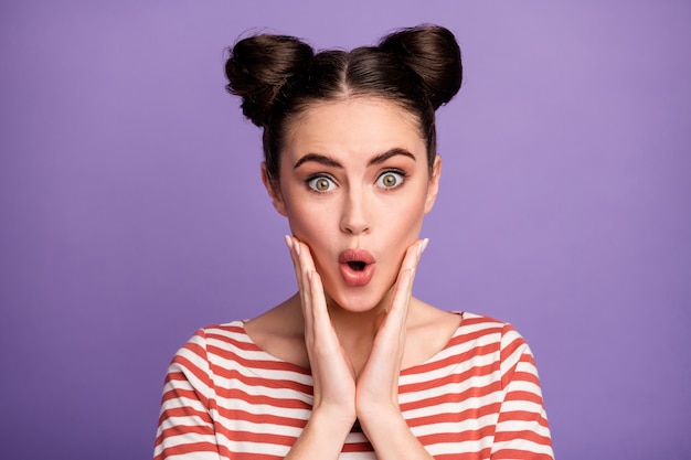 fille avec une coiffure à la mode isolée sur violet