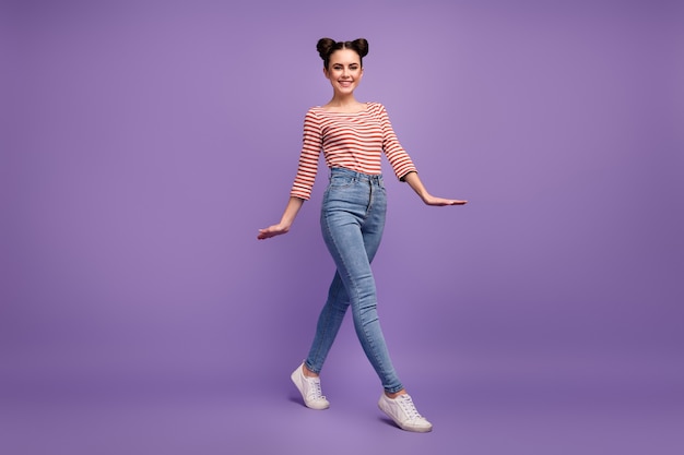 fille avec une coiffure à la mode isolée sur violet